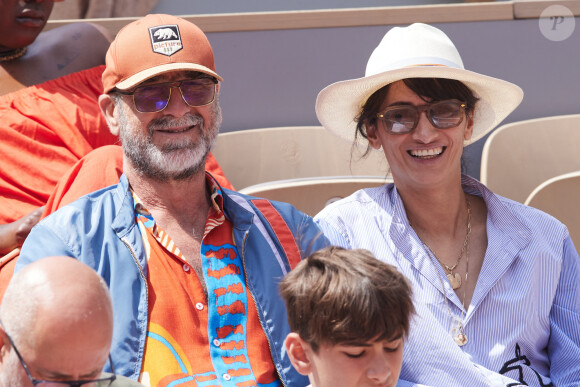 Eric Cantona et sa femme Rachida Brakni - Célébrités dans les tribunes de la finale Dames des Internationaux de Tennis de Roland Garros à Paris le 8 juin 2024. © Jacovides-Moreau/Bestimage 