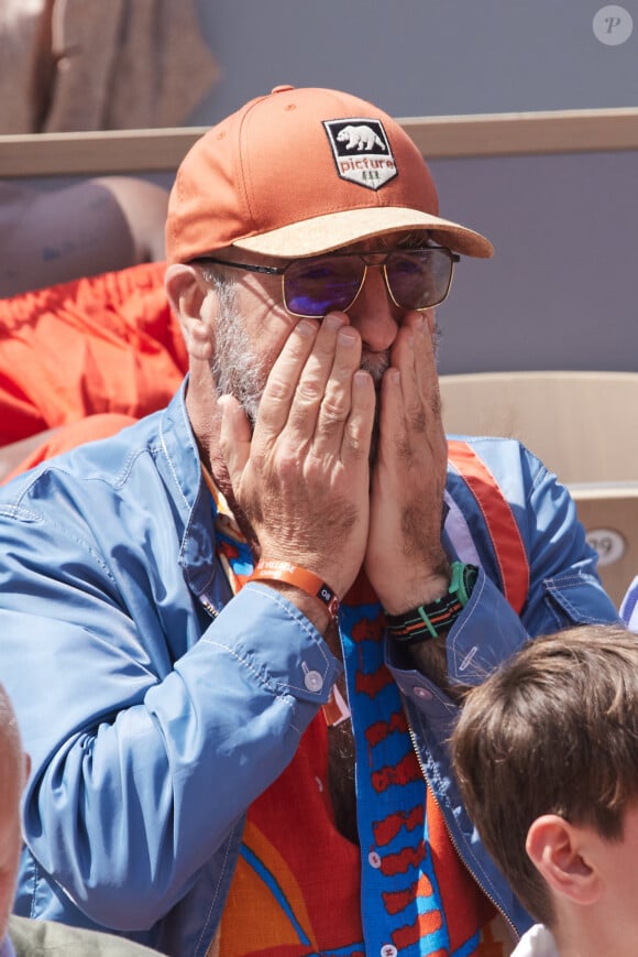 Eric Cantona - Célébrités dans les tribunes de la finale Dames des Internationaux de Tennis de Roland Garros à Paris le 8 juin 2024. © Jacovides-Moreau/Bestimage 