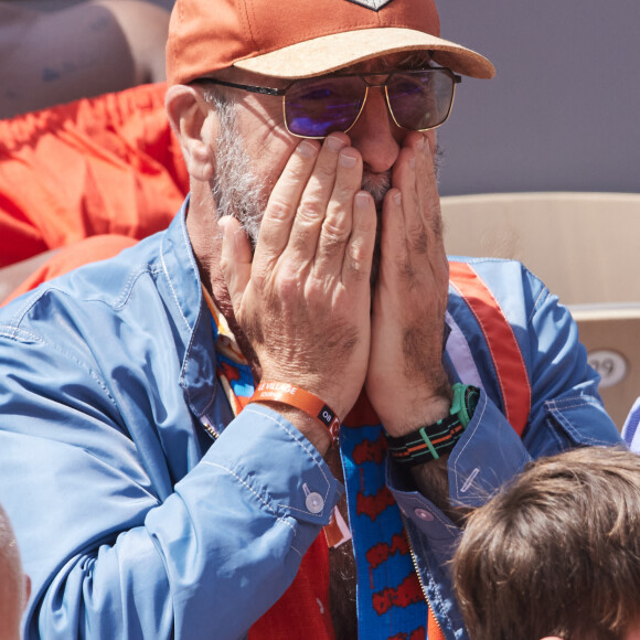 Eric Cantona - Célébrités dans les tribunes de la finale Dames des Internationaux de Tennis de Roland Garros à Paris le 8 juin 2024. © Jacovides-Moreau/Bestimage 