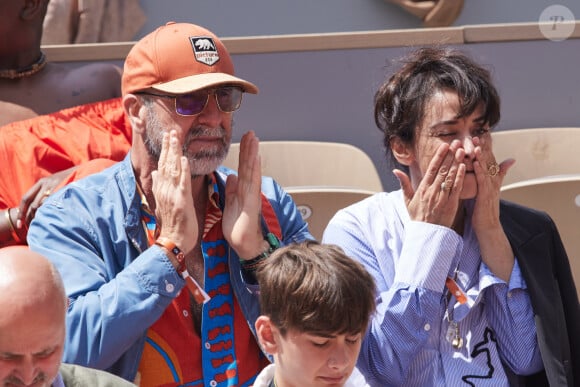 Eric Cantona et sa femme Rachida Brakni - Célébrités dans les tribunes de la finale Dames des Internationaux de Tennis de Roland Garros à Paris le 8 juin 2024. © Jacovides-Moreau/Bestimage 