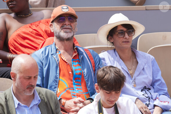 Eric Cantona et sa femme Rachida Brakni - Célébrités dans les tribunes de la finale Dames des Internationaux de Tennis de Roland Garros à Paris le 8 juin 2024. © Jacovides-Moreau/Bestimage 