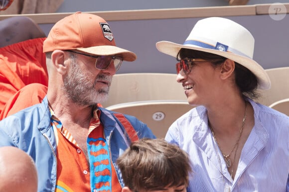 Plus qu'Eric Cantona et sa femme Rachida Brakni ! 
Eric Cantona et sa femme Rachida Brakni - Célébrités dans les tribunes de la finale Dames des Internationaux de Tennis de Roland Garros à Paris le 8 juin 2024. © Jacovides-Moreau/Bestimage 