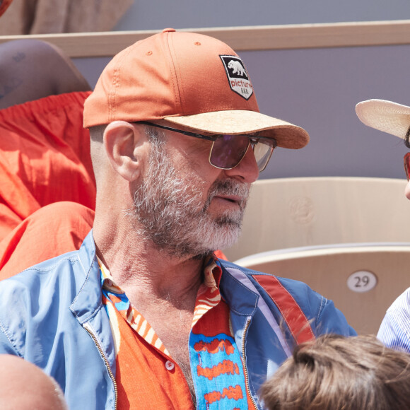 Plus qu'Eric Cantona et sa femme Rachida Brakni ! 
Eric Cantona et sa femme Rachida Brakni - Célébrités dans les tribunes de la finale Dames des Internationaux de Tennis de Roland Garros à Paris le 8 juin 2024. © Jacovides-Moreau/Bestimage 