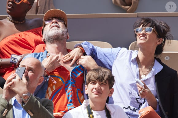 Eric Cantona et sa femme Rachida Brakni - Célébrités dans les tribunes de la finale Dames des Internationaux de Tennis de Roland Garros à Paris le 8 juin 2024. © Jacovides-Moreau/Bestimage 