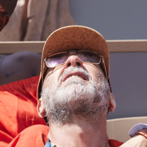 Eric Cantona et sa femme Rachida Brakni - Célébrités dans les tribunes de la finale Dames des Internationaux de Tennis de Roland Garros à Paris le 8 juin 2024. © Jacovides-Moreau/Bestimage 