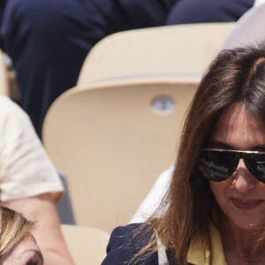 Elsa Zylberstein et Yaël Braun-Pivet - Célébrités dans les tribunes de la finale Dames des Internationaux de Tennis de Roland Garros à Paris le 8 juin 2024. © Jacovides-Moreau/Bestimage 