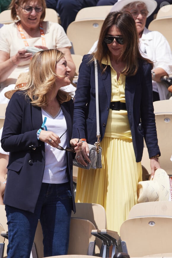 Elsa Zylberstein et Yaël Braun-Pivet - Célébrités dans les tribunes de la finale Dames des Internationaux de Tennis de Roland Garros à Paris le 8 juin 2024. © Jacovides-Moreau/Bestimage 