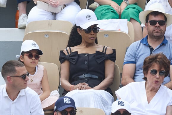 Christine Kelly et sa fille - Célébrités dans les tribunes de la finale Dames des Internationaux de Tennis de Roland Garros à Paris le 8 juin 2024. © Jacovides-Moreau/Bestimage 