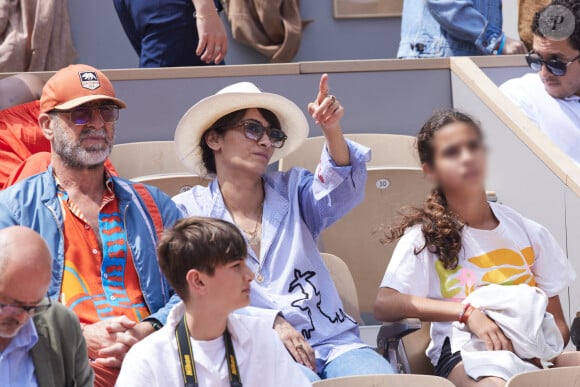 Eric Cantona et sa femme Rachida Brakni et leur fille Selma - Célébrités dans les tribunes de la finale Dames des Internationaux de Tennis de Roland Garros à Paris le 8 juin 2024. © Jacovides-Moreau/Bestimage 