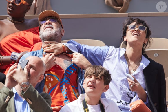 Eric Cantona et sa femme Rachida Brakni - Célébrités dans les tribunes de la finale Dames des Internationaux de Tennis de Roland Garros à Paris le 8 juin 2024. © Jacovides-Moreau/Bestimage 