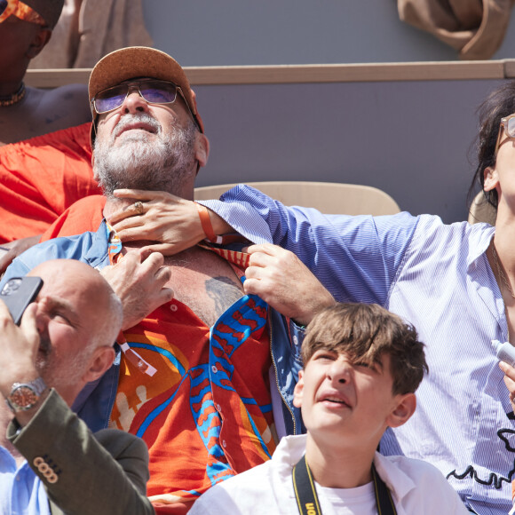 Eric Cantona et sa femme Rachida Brakni - Célébrités dans les tribunes de la finale Dames des Internationaux de Tennis de Roland Garros à Paris le 8 juin 2024. © Jacovides-Moreau/Bestimage 