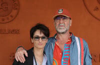 PHOTOS Eric Cantona et Rachida Brakni : Caresses sur le torse, regards doux... Ils se font remarquer devant leur fille Selma à Roland-Garros !