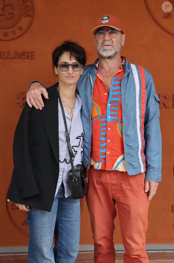 Rachida Brakni et son mari Eric Cantona ont profité d'une journée à Roland-Garros. 
Eric Cantona et sa femme Rachida Brakni - Célébrités au village des Internationaux de France de tennis de Roland Garros à Paris. © Jacovides-Moreau/Bestimage 