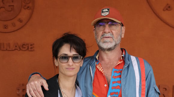 PHOTOS Eric Cantona et Rachida Brakni : Caresses sur le torse, regards doux... Ils se font remarquer devant leur fille Selma à Roland-Garros !