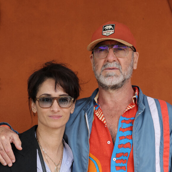 Rachida Brakni et son mari Eric Cantona ont profité d'une journée à Roland-Garros. 
Eric Cantona et sa femme Rachida Brakni - Célébrités au village des Internationaux de France de tennis de Roland Garros à Paris. © Jacovides-Moreau/Bestimage 