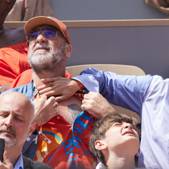 Et Rachida Brakni s'est lâchée en caressant le torse de son mari ! 
Eric Cantona et sa femme Rachida Brakni - Célébrités dans les tribunes de la finale Dames des Internationaux de Tennis de Roland Garros à Paris le 8 juin 2024. © Jacovides-Moreau/Bestimage 