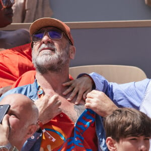 Eric Cantona et sa femme Rachida Brakni - Célébrités dans les tribunes de la finale Dames des Internationaux de Tennis de Roland Garros à Paris le 8 juin 2024. © Jacovides-Moreau/Bestimage 