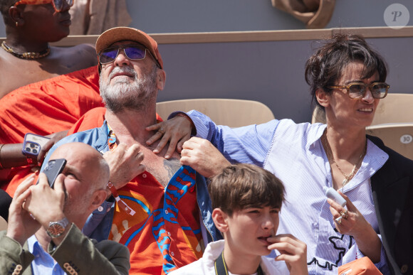 Eric Cantona et sa femme Rachida Brakni - Célébrités dans les tribunes de la finale Dames des Internationaux de Tennis de Roland Garros à Paris le 8 juin 2024. © Jacovides-Moreau/Bestimage 