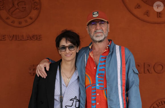 Eric Cantona et sa femme Rachida Brakni - Célébrités au village des Internationaux de France de tennis de Roland Garros 2024 à Paris le 7 juin 2024. © Jacovides-Moreau/Bestimage 