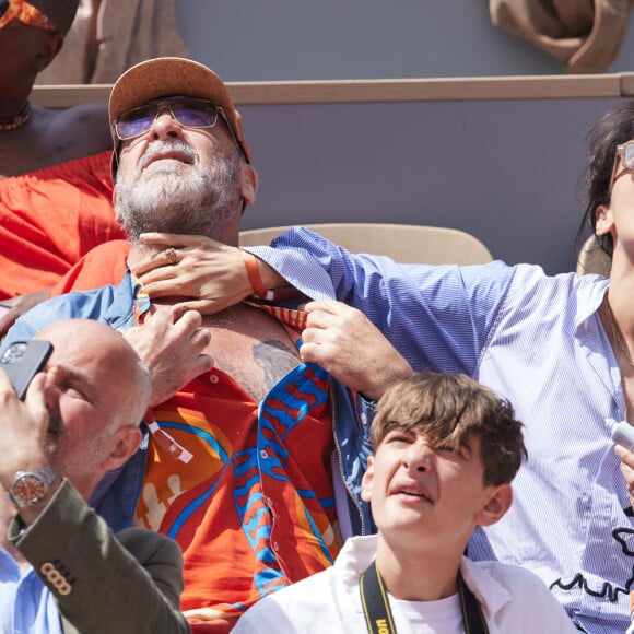 Eric Cantona et sa femme Rachida Brakni - Célébrités dans les tribunes de la finale Dames des Internationaux de Tennis de Roland Garros à Paris le 8 juin 2024. © Jacovides-Moreau/Bestimage
