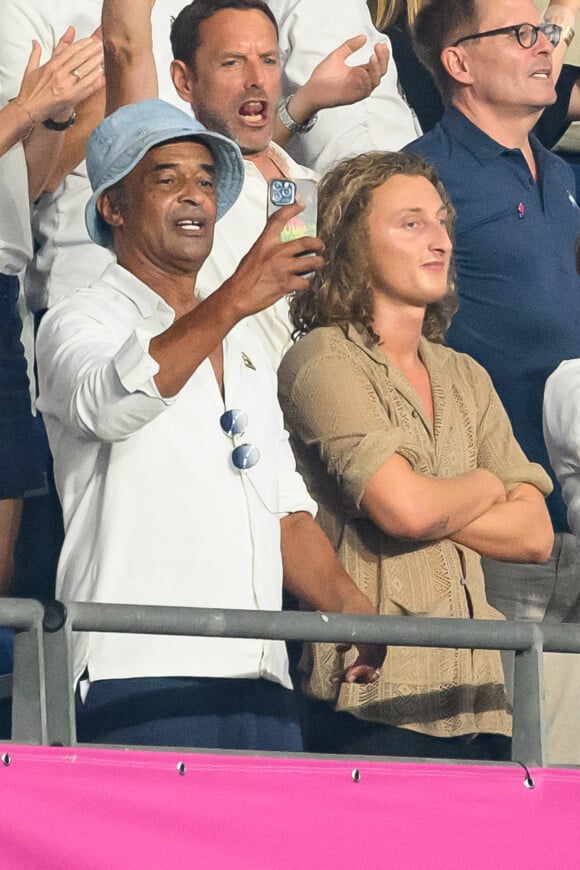 Un amour que le chanteur ne cache pas.

Yannick Noah et son fils Joalukas assistent au match de la Coupe du monde de rugby France 2023 entre la France et la Nouvelle-Zélande au Stade de France le 8 septembre 2023. Laurent Zabulon/ABACAPRESS.COM