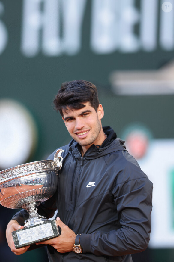 Ce dimanche 9 juin 2024, Carlos Alcaraz a remporté à tout juste 21 ans, son tout premier Roland-Garros face à son adversaire allemand Alexander Zverev.
Carlos Alcaraz remporte les Internationaux de France de tennis de Roland Garros 2024 face à Alexander Zverev (6-3, 2-6, 5-7, 6-1, 6-2) à Paris le 9 Juin 2024. © Jacovides-Moreau/Bestimage 