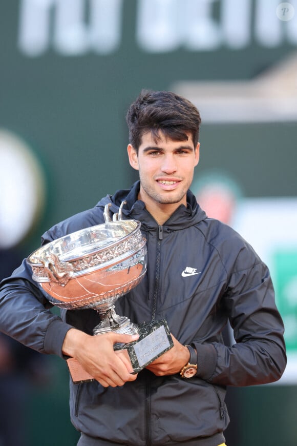 La star s'est montré tout aussi proches avec les ramasseurs de balles ou même les hôtesses ! De belles images qui ont fait l'unanimité !
Carlos Alcaraz remporte les Internationaux de France de tennis de Roland Garros 2024 face à Alexander Zverev (6-3, 2-6, 5-7, 6-1, 6-2) à Paris le 9 Juin 2024. © Jacovides-Moreau/Bestimage 