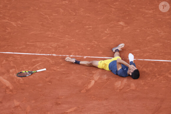 Ainsi, le jeune prodige espagnol devient le plus jeune joueur de l'ère Open à remporter un titre du Grand Chelem sur toutes les surfaces.
Carlos Alcaraz remporte les Internationaux de France de tennis de Roland Garros 2024 face à Alexander Zverev (6-3, 2-6, 5-7, 6-1, 6-2) à Paris le 9 Juin 2024. © Jacovides-Moreau/Bestimage 