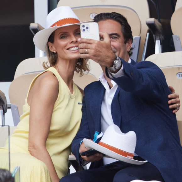 Sylvie Tellier et son mari Laurent
Sylvie Tellier et son mari Laurent Schenten - Célébrités dans les tribunes de la finale homme des Internationaux de France de tennis de Roland Garros 2024 à Paris le 9 juin 2024. © Jacovides-Moreau/Bestimage 