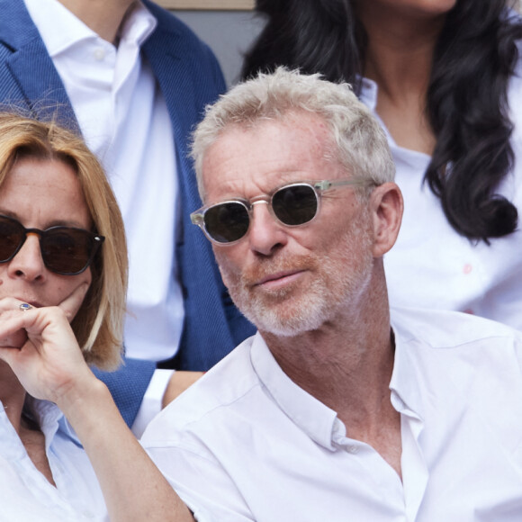 Denis Brogniart et sa femme Hortense - Célébrités dans les tribunes de la finale homme des Internationaux de France de tennis de Roland Garros 2024 à Paris le 9 juin 2024. © Jacovides-Moreau/Bestimage 