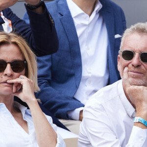 Denis Brogniart et sa femme Hortense - Célébrités dans les tribunes de la finale homme des Internationaux de France de tennis de Roland Garros 2024 à Paris le 9 juin 2024. © Jacovides-Moreau/Bestimage 