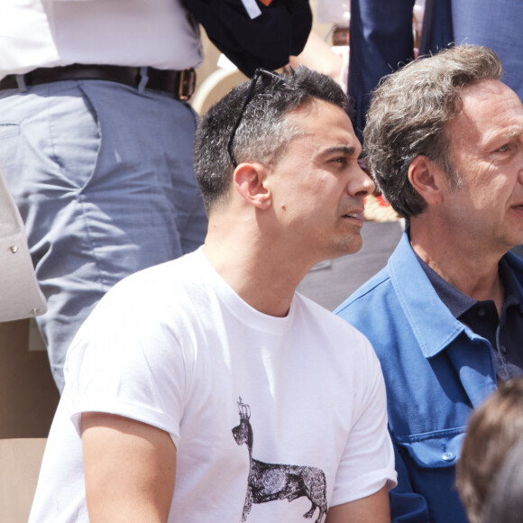 Stéphane Bern et son compagnon Yori Bailleres - Célébrités dans les tribunes de la finale homme des Internationaux de France de tennis de Roland Garros 2024 à Paris le 9 juin 2024. © Jacovides-Moreau/Bestimage 