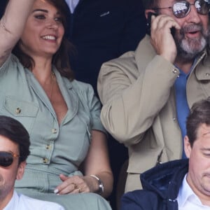 Kad Merad et sa compagne Julia Vignali - Célébrités dans les tribunes de la finale homme des Internationaux de France de tennis de Roland Garros 2024 à Paris le 9 juin 2024. © Jacovides-Moreau/Bestimage 