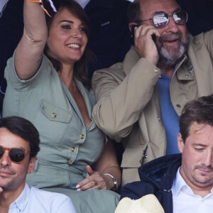 Kad Merad et sa compagne Julia Vignali - Célébrités dans les tribunes de la finale homme des Internationaux de France de tennis de Roland Garros 2024 à Paris le 9 juin 2024. © Jacovides-Moreau/Bestimage 