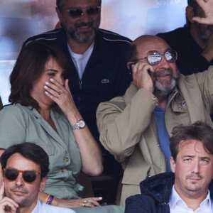 Kad Merad et sa compagne Julia Vignali - Célébrités dans les tribunes de la finale homme des Internationaux de France de tennis de Roland Garros 2024 à Paris le 9 juin 2024. © Jacovides-Moreau/Bestimage 