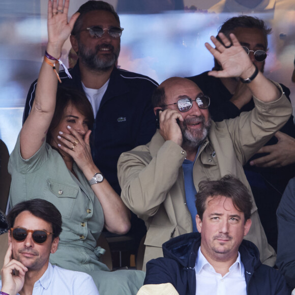 Les tourtereaux sont apparus survoltés à Roland-Garros
Kad Merad et sa compagne Julia Vignali - Célébrités dans les tribunes de la finale homme des Internationaux de France de tennis de Roland Garros 2024 à Paris le 9 juin 2024. © Jacovides-Moreau/Bestimage 