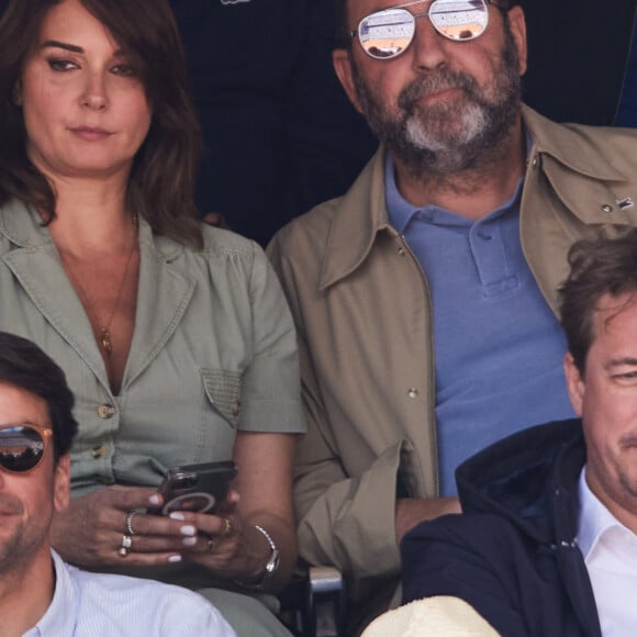 Kad Merad et sa compagne Julia Vignali - Célébrités dans les tribunes de la finale homme des Internationaux de France de tennis de Roland Garros 2024 à Paris le 9 juin 2024. © Jacovides-Moreau/Bestimage 