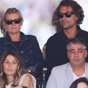 Anne-Élisabeth Lemoine et Bertrand Bertrand Chameroy - Célébrités dans les tribunes de la finale homme des Internationaux de France de tennis de Roland Garros 2024 à Paris le 9 juin 2024. © Jacovides-Moreau/Bestimage 