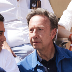 Stéphane Bern et son compagnon Yori Bailleres - Célébrités dans les tribunes de la finale homme des Internationaux de France de tennis de Roland Garros 2024 à Paris le 9 juin 2024. © Jacovides-Moreau/Bestimage 