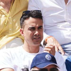 Stéphane Bern et son compagnon Yori Bailleres - Célébrités dans les tribunes de la finale homme des Internationaux de France de tennis de Roland Garros 2024 à Paris le 9 juin 2024. © Jacovides-Moreau/Bestimage 