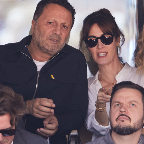 Arthur (Jacques Essebag) et sa femme Mareva Galanter (Miss France 1999) - Célébrités dans les tribunes de la finale homme des Internationaux de France de tennis de Roland Garros 2024 à Paris le 9 juin 2024. © Jacovides-Moreau/Bestimage 