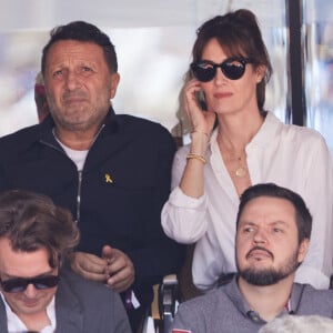 Il y avait aussi Arthur et Mareva Galanter
Arthur (Jacques Essebag) et sa femme Mareva Galanter (Miss France 1999) - Célébrités dans les tribunes de la finale homme des Internationaux de France de tennis de Roland Garros 2024 à Paris le 9 juin 2024. © Jacovides-Moreau/Bestimage 