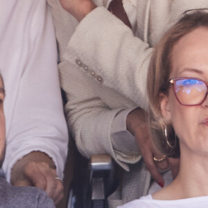 Arthur (Jacques Essebag) et sa femme Mareva Galanter (Miss France 1999), Caroline Roux - Célébrités dans les tribunes de la finale homme des Internationaux de France de tennis de Roland Garros 2024 à Paris le 9 juin 2024. © Jacovides-Moreau/Bestimage 