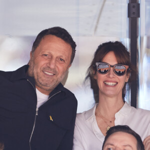 Arthur (Jacques Essebag) et sa femme Mareva Galanter (Miss France 1999) - Célébrités dans les tribunes de la finale homme des Internationaux de France de tennis de Roland Garros 2024 à Paris le 9 juin 2024. © Jacovides-Moreau/Bestimage 