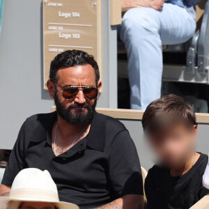 Cyril Hanouna et son fils - Célébrités dans les tribunes de la finale homme des Internationaux de France de tennis de Roland Garros 2024 à Paris le 9 juin 2024. © Jacovides-Moreau/Bestimage 