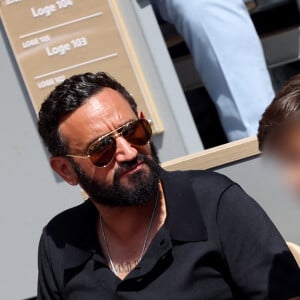 Cyril Hanouna et son fils - Célébrités dans les tribunes de la finale homme des Internationaux de France de tennis de Roland Garros 2024 à Paris le 9 juin 2024. © Jacovides-Moreau/Bestimage 