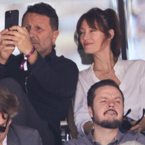 Arthur (Jacques Essebag) et sa femme Mareva Galanter (Miss France 1999), Caroline Roux - Célébrités dans les tribunes de la finale homme des Internationaux de France de tennis de Roland Garros 2024 à Paris le 9 juin 2024. © Jacovides-Moreau/Bestimage 