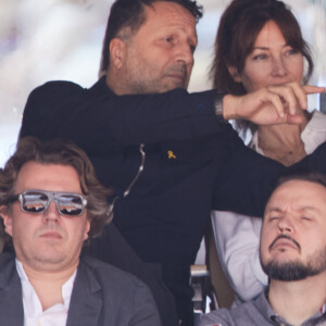 Arthur (Jacques Essebag) et sa femme Mareva Galanter (Miss France 1999), Alex Vizorek - Célébrités dans les tribunes de la finale homme des Internationaux de France de tennis de Roland Garros 2024 à Paris le 9 juin 2024. © Jacovides-Moreau/Bestimage 