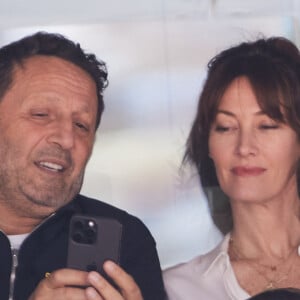 Arthur (Jacques Essebag) et sa femme Mareva Galanter (Miss France 1999), Caroline Roux - Célébrités dans les tribunes de la finale homme des Internationaux de France de tennis de Roland Garros 2024 à Paris le 9 juin 2024. © Jacovides-Moreau/Bestimage 