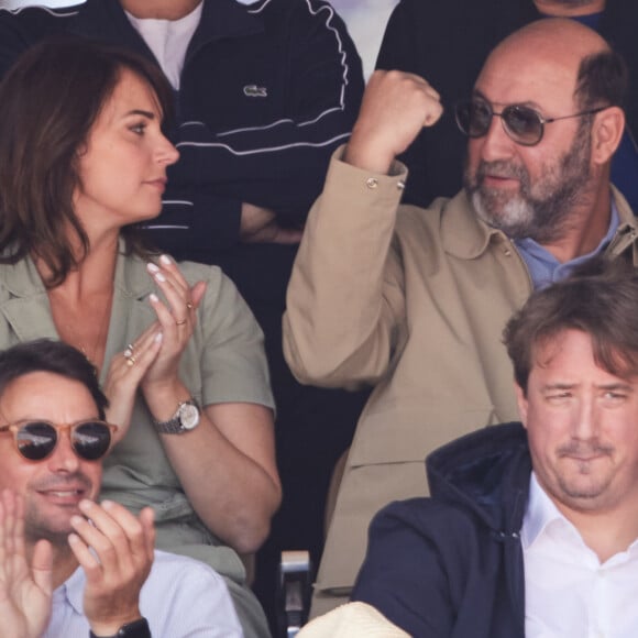 Kad Merad et sa femme Julia Vignali - Célébrités dans les tribunes de la finale homme des Internationaux de France de tennis de Roland Garros 2024 à Paris le 9 juin 2024. © Jacovides-Moreau/Bestimage 